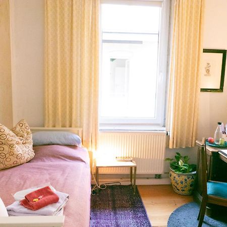 Zimmer In Kuenstlerwohnung Stuttgart Exterior foto